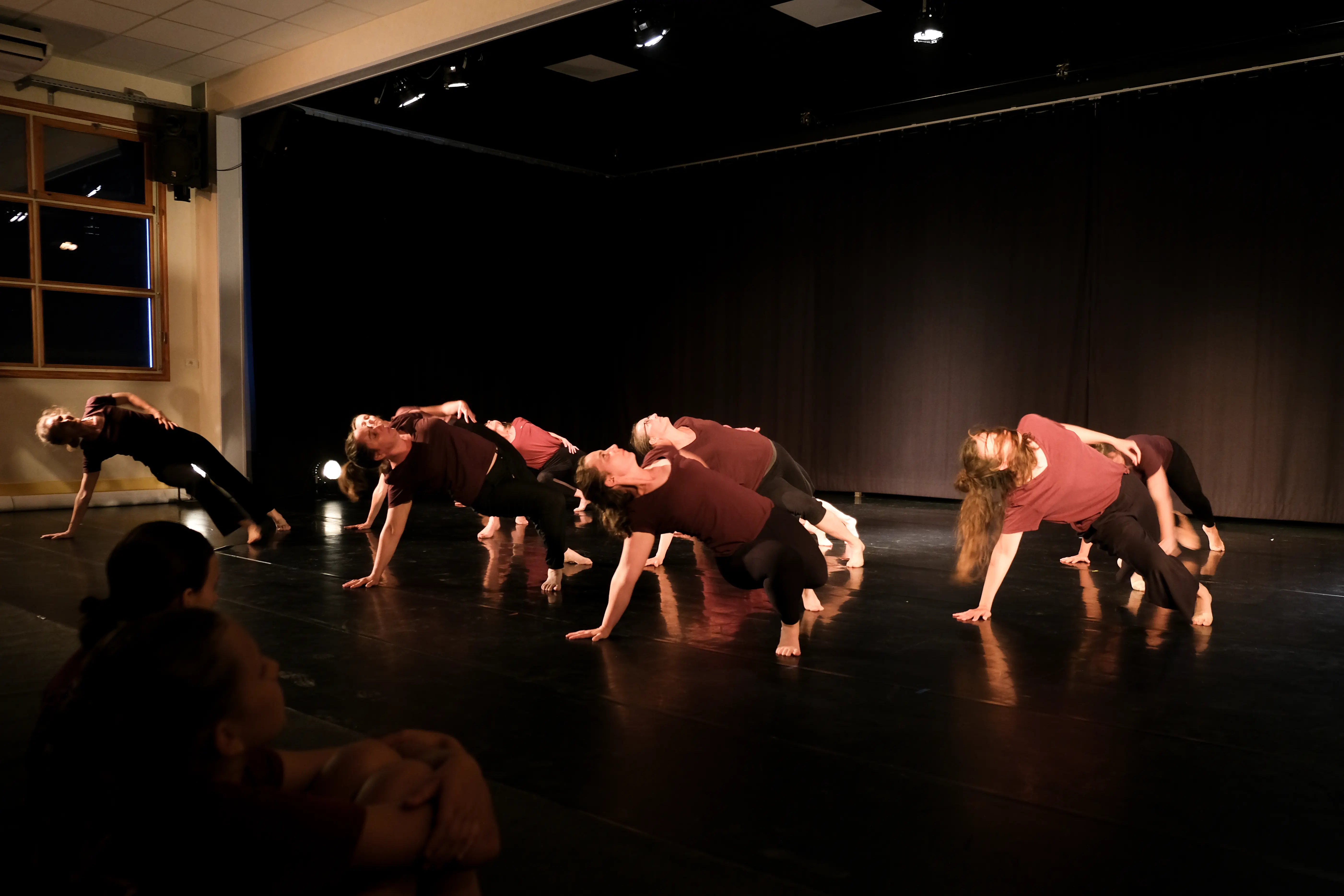 Groupe d'adultes en mouvement de danse contemporaine