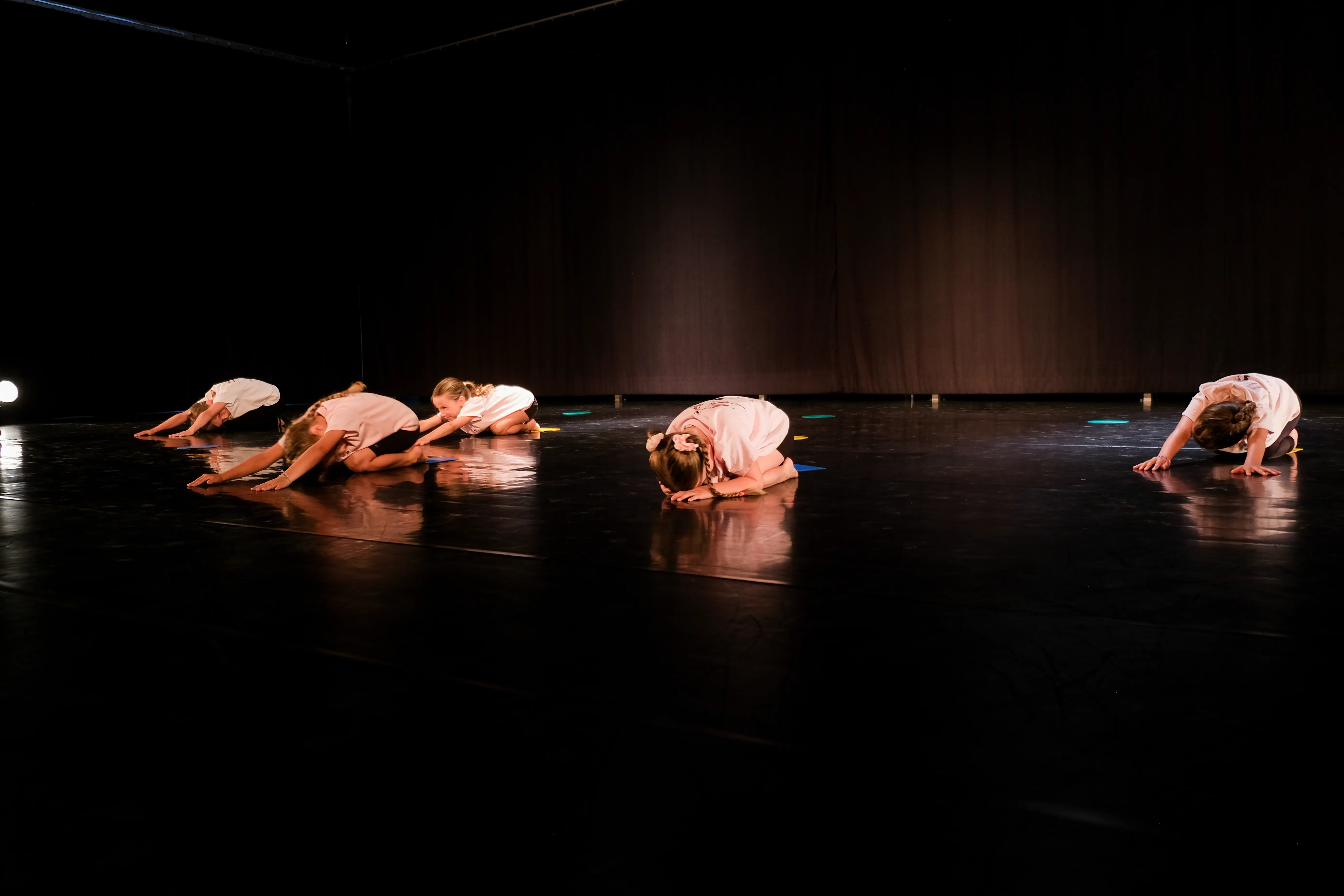 des enfants entre 4 et 6 ans en danse contemporaine